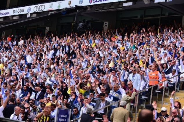                                                                 VELLERDEN FENERBAHE GENEL KURULU'NA TEPK  <br><br>  Fenerbahe kongresindeki tezahratlar LGS'ye giren rencileri olumsuz etkiledi. Stat iinde yaplan tezahratlar okuldaki rencilere kadar gidince veliler olaya byk tepki gsterdi.                                                        