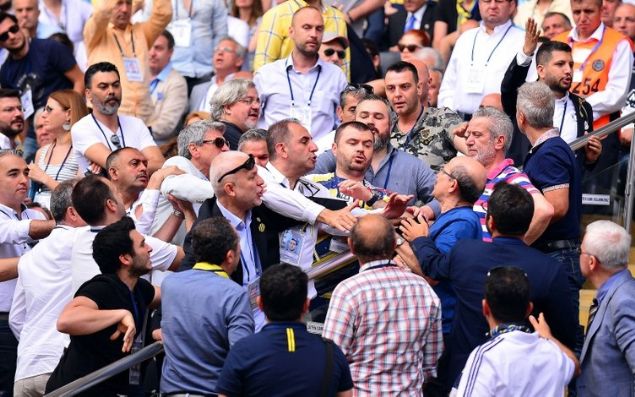                                                                 Mftolu'nun ynetimi eletirmesinin ardndan tribnlerde bulunan yeler arasnda tartma kt ancak yaanan gerginlik ok bymeden yattrld.                                                        