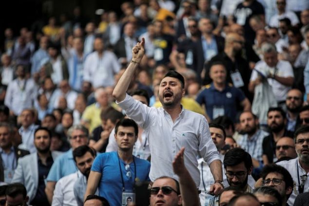                                                                 Suat Mftolu'nun ardndan konumak iin sahneye gelen Haluk Burcuolu da, 'Kendi futbolcuna kfr eden gruh' aklamasnda bulununca, bu kez Ali Ko'a destek verenler sinirlerine hakim olamad ve Burcuolu'nu yuhalad.                                                        