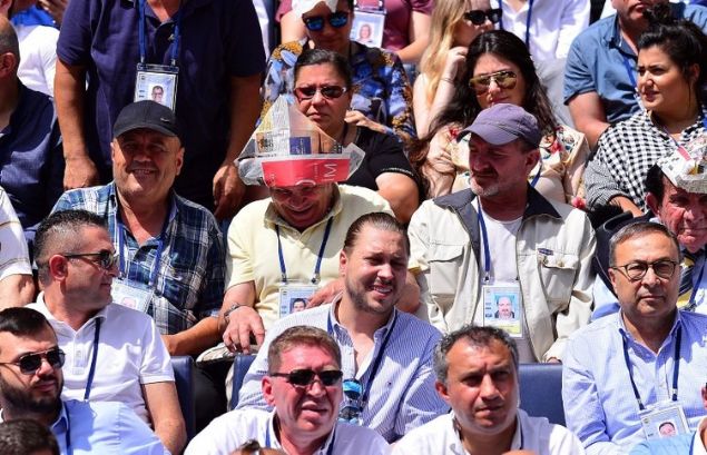                                                                 Tribnde yer alan kongre yeleri, ok gne olmasndan dolay balarn gazeteler ile kapatt. O anlar ise ilgin grntlere sahne oldu.                                                        