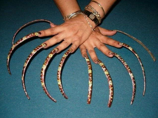 Trnak ve salar lmden sonra ne kadar sre daha uzar?<br><br>    Bilinenenin tersine sa ve trnaklar lmden sonra hi uzamazlar. Bu tamamen bir efsanedir. ldmzde vcudumuz su kaybeder ve derimiz sklar, bu da sa ve trnan uzadna dair bir gz yanlgs yaratr.  