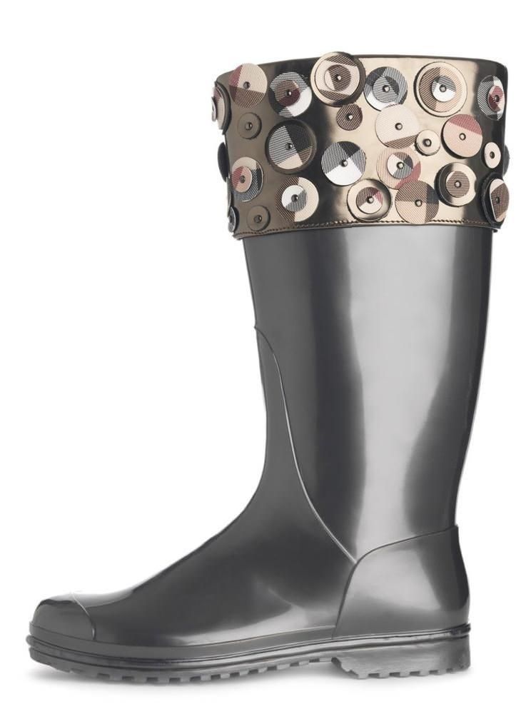 Lastik botlar kim icat etti?  <br><br>  Amazon Kzlderilileri ok uzun sredir pratik lastik botlar yaparlard. Bunu kauuk svs iine diz hizasna kadar girip kurumasn bekleyerek yapyorlard.  