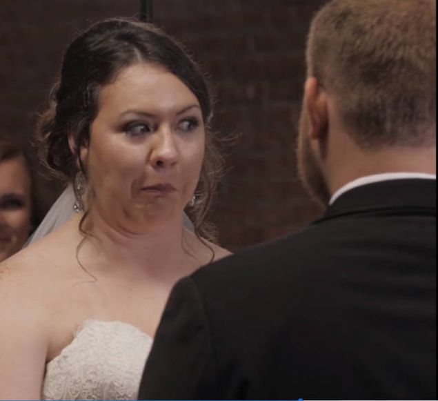 Evlenen �iftlerin hayatlar�ndaki en �nemli anlardan biri olan d���nlerde �yle garip ve e�lenceli anlar ya�anabiliyor ki. Bu �nemli g�nlerini �l�ms�zle�tirmek isteyen �iftlere kimi zaman d���ne kat�lan misafirlerin yapt�klar� damga vuruyor. ��te sizin i�in se�ti�imiz bir ka�  �rnek 