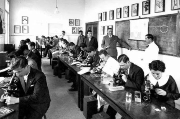                                                                 Nazi bask�s�ndan dolay� Almanya'y� terk etmek zorunda kalan ve Atat�rk'�n de izniyle T�rkiye'ye s���nan Alman bilim insanlar�. Ankara, 1930lar.                                                       