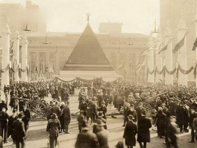                                                                 I. D�nya Sava�� s�ras�nda, New York'ta Alman askerlerinin kasklar�ndan bir piramit yap�ld�. (1918)                                                                         