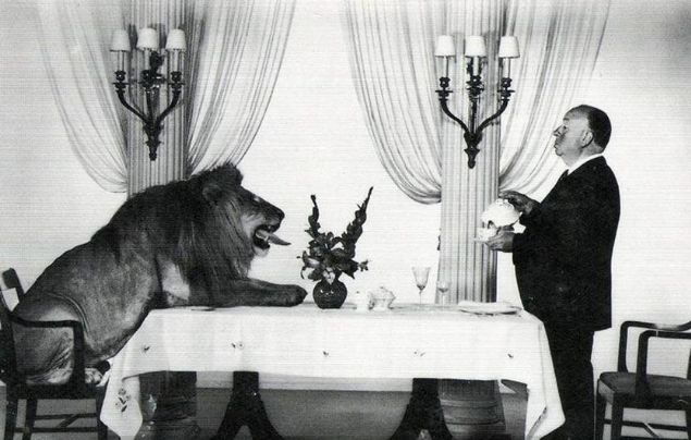                                                                 Alfred Hitchcock, MGM aslan� Leo'ya �ay servisi yap�yor. (1957)                                                                                        