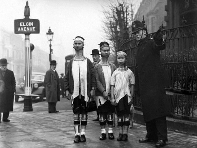                                                                 Londra'da bir polis memuru Burmal� kad�nlara yard�mc� oluyor. (1935)                                                                             