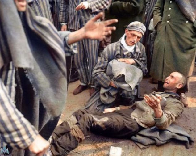                                                                 M�ttefik kuvvetler taraf�ndan toplama kamp�ndan kurtar�lmas�n�n ard�ndan g�zya�lar�na bo�ulan bir Yahudi mahk�m.Almanya 1945                                                                                         