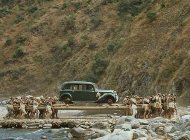                                                                Nepal'de bir Rolls Royce'un ta��nmas� (1950)                                                                                 