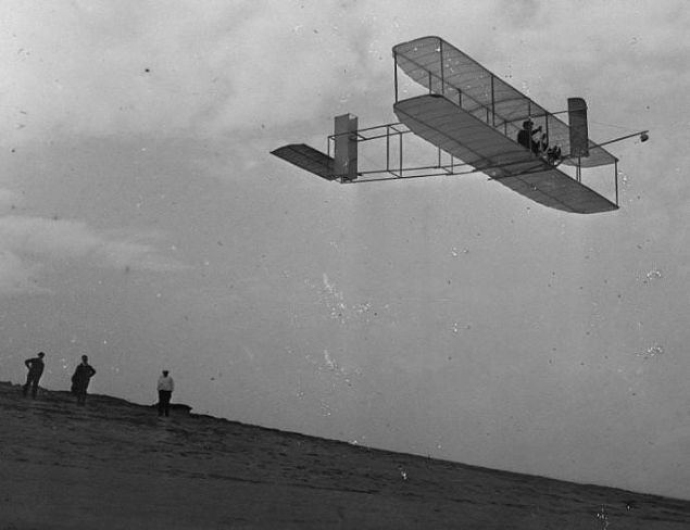                                                                 Tarihteki ilk u�ak, 1911 y�l�nda Orville Wright taraf�ndan 9 dakika 45 saniye u�uruldu.                                                                   
