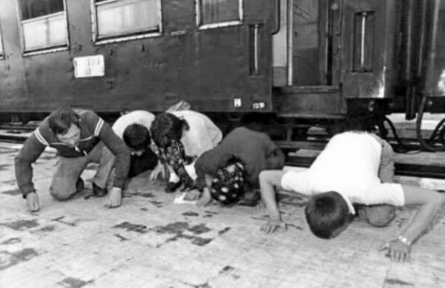                                                                 Zorunlu g��e tabi tutulan Bulgaristan T�rkleri'nin trenden ini� an�, 1989.                                                                    