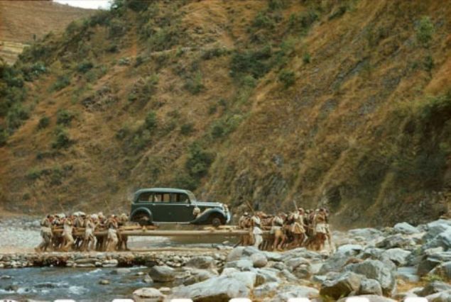                                                                 Adolf Hitler�in Nepal kral� Truibhuvan�a hediye etti�i 1938 model Mercedes Benz�in ba�kente ta��nmas�.�lkede �ok az yol oldu�u i�in araba ba�kente kadar bu �ekilde ta��n�yor - 1940.                                                                    