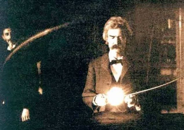                                                                 1894 y�l�na ait ilgin� bir foto�raf.. Mark Twain, Nicola Tesla'n�n laboratuvar�nda                                                                         