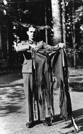                                                                 Adolf Hitler'in pantolonu (1944)                                                       