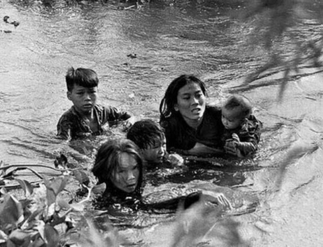                                                                 Vietnaml� bir anne, �ocuklar�n� ABD�nin bombard�man yapt��� b�lgeden ka��rmaya �al���yor.Pulitzer �d�ll� bu foto�raf 1965 y�l�nda �ekildi.                                                                