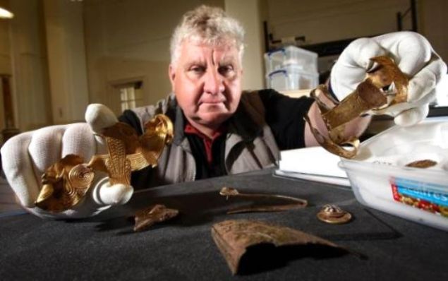  18 yldr hobby olarak define arayan isiz ngiliz, metal dedektryle mthi bir Anglosakson hazinesi buldu. 