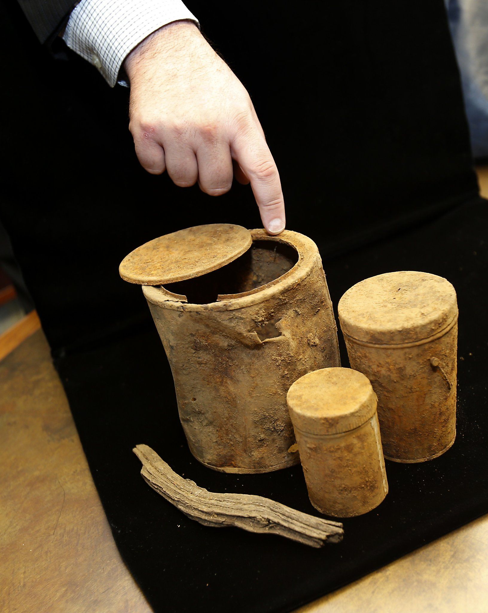 Hazineyi toprak altna kimin gmd bilinmiyor.  