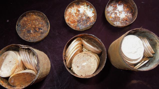 Madeni paralarn pasl bir tenekenin iinde sakl halde bulunduu bildiriliyor.    McCarthy, paralarn yepyeni durumda bulunmasnn da kendisi iin artc olduunu kaydetti.  