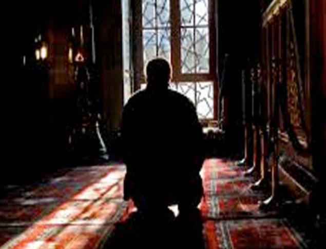  Buharnn pek ok rivayetlerine gre, Kadir Gecesinin Ramazann son on gecesinden birinde olmas kuvvetle muhtemeldir. nk Sevgili Peygamberimiz Ramazann son on gnnde, her zamankinden daha fazla ibadet eder, aile fertlerini de ibadet iin kaldrrd.[16] Ayrca Peygamberimizin rastlad Kadir Geceleri hakkndaki rivayetler arasnda 27. geceye ait olan rivayetler, limlerin ounluu tarafndan tercih edilerek, bu gece Kadir Gecesi olarak zamanmza kadar kutlana gelmitir.[17]      