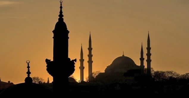  Bu geceyi hayatmz iin bir frsat bilmeli, manen bin aydan daha hayrl olduu mjdelenen, yaklak seksen kusur yllk bir insan mrne bedel olan bu geceden, gerektii ekilde istifade etmeliyiz.      