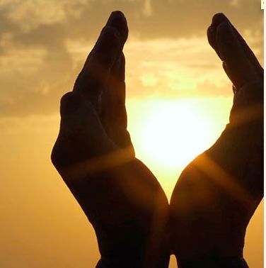 Ramazan aynn 27. gecesi slam leminde Kadir Gecesi olarak bilinir ve kutlanr. nk bu gece hayrlarla dolu olaylarn meydana geldii mbarek bir gecedir. Kadir Gecesi, gecelerin en faziletlisi ve bereketlisidir. Bu gece ok deerli ve mstesna bir gece olduundan Kuran- Kerimde mstakil bir sure ile yceltilmi, 97. sure olan Kadir suresi buna tahsis edilmitir.       