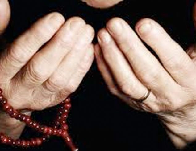  Bu gece bin aydan daha hayrl olan ve fecre kadar devam selam ve esenlik dolu bir gecedir. Bu gece oru, Kuran, teravih ve dier ibadetlerle temizlenen mminlerin, meleklerle melekletii kran gecesidir. O halde, mukaddes kitabmz Kuran- Kerimin kinat aydnlatmaya balad, meleklerin Allaha kulluk eden mminleri mjde ile kuatt, rabbimizin af ve mafiretinin cotuu ve bin aydan daha hayrl olduu bildirilen selam ve kurtulu gecesi olan Kadir gecesini gafletle, dalgnlkla, ibadetten uzak geirmeyelim.      