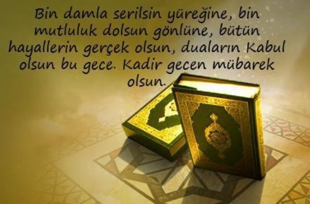  Bu gecenin daha ok Ramazann son 10 veya son 7 gnndeki tekli gecelerde aranmas gerektiine dair hadisler [6] gecenin tespitiyle ilgili bize baz ipular vermektedir. Bu hususta sahabeden gelen rivayetlerde en ok Ramazann 27. gecesi ne kyorsa da [7] bu rivayetler ihtilafl olduundan kesinlik ifade etmemektedir. Baz nakillerde de, hazreti Peygamberin Kadir gecesinin vaktini haber vermeye teebbs ettii ancak o srada bir konuda anlamazla den iki sahabenin Resulullaha bavurmas zerine buna frsat bulamad, daha sonrada konunun zihninden silindii bildirilmektedir. [8]      