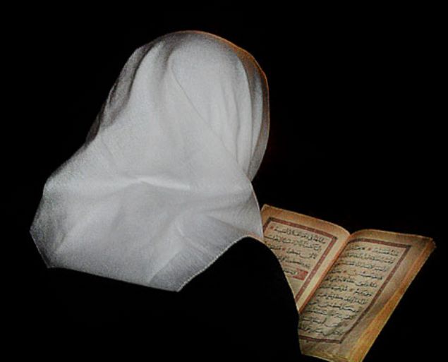  Bu geceyi tam bir ihls ve samimiyetle Kuran okuyarak, namaz klarak, tvbe ve istifar ederek, efendimize selat- selamlar getirerek, anne babalarmz, akraba ve komularmz, fakir ve yoksullar sevindirerek, gemilerimizi rahmetle anarak geirmeliyiz. Gnahlarmzdan kurtulmak, dnya ve ahiret saadetine ulamak iin yce Allahn bize ihsan ettii mbarek gecelerin en by ve en faziletlisi olan Kadir gecesini ihmal etmek, ibadetsiz ve boa geirmek mslmana yakmayan bir davrantr.      