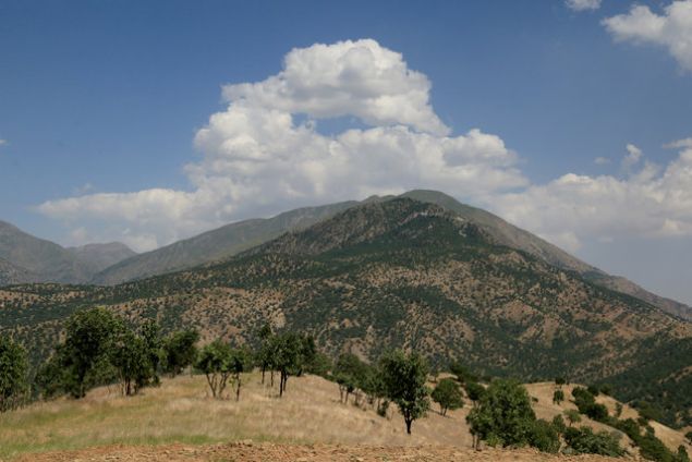 CALAN POSTERNN OLDUU YERDEN BALIYOR... Anadolu Ajans Irak ile ran arasnda tampon bir blgede yer alan terr rgt PKK'nn konumland Kandil Da grntlendi. Grntlerde da eteklerine aslan Terristba calan posteri dikkat ekti. Kandil Da'nda terr rgt PKK'nn varl, rgtn ele ba Abdullah calan'n posterinin bulunduu alanla balyor.     