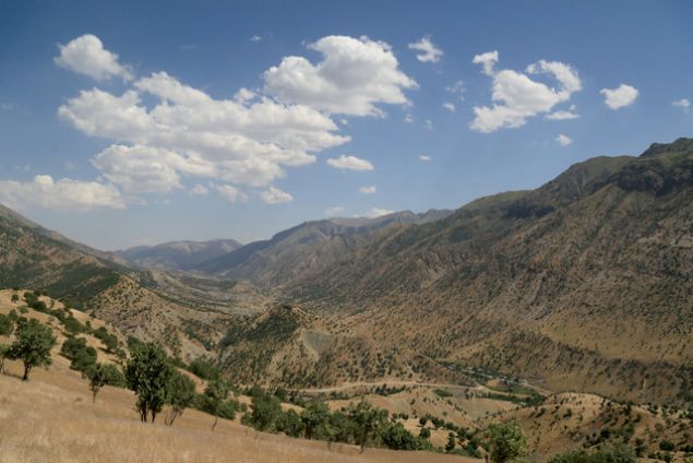 PKK'LILAR PANK ERSNDE... Trk sava uaklar ve insansz hava aralarna hedef olmak istemeyen PKK'l terristler, dada gizleniyor. Erbil'in oman ilesine bal blgede, Irak'tan ran snrna yaklak 17 kilometre kalan alanda terr rgt PKK'nn igali balyor.     