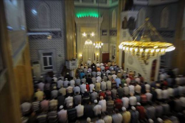 Kadir Gecesinde edilen dua reddolunmaz : Bin geceden hayrl olarak nitelenen Kadir Gecesi'nde edilen dualar reddolunmaz. Peygamberimizin Kadir Gecesi ile ilgili Hadisi erifinde bu konuda yle demitir;    