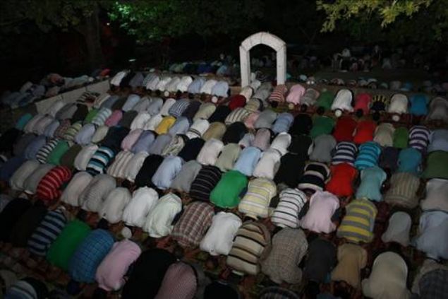 Allahm,  Tam bir sar rhuyla; makam ve mansp, paye ve hret gibi madd-manev hemen her konuda yol arkadalarmz ne karp kendimiz gerilerden gerilere ekilerek onlarn baarlarnn tellal gibi davranalm, kardelerimizin mazhariyetlerini alklayp muvaffakiyetlerini de bir bayram sevinciyle karlayalm Ya Rabbi!  