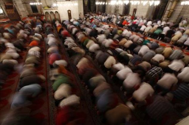 Allahm,  Dine, imana ve insanla hizmeti, Hak rzas yolunda en byk bir vazife bilelim. Ne kadar byk iler baarsak da, bundan nefsimiz adna madd-manev herhangi bir pye karmay hi mi hi dnmeyelim Ya Rabbi!  