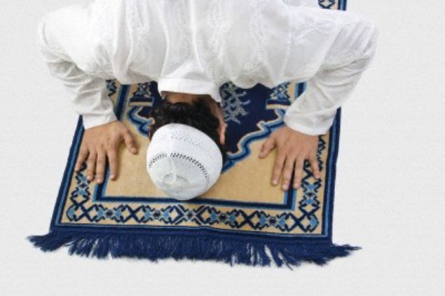 -'Kim Kadir Gecesi'nde inanarak, ihlas ile o geceyi ibadetle geirirse, gemi gnahlar balanr.'    Kadir Suresi'ni okuyun : Kadir Gecesi'nde dua etmek kadar o gece Kadir Suresi'ni okumak da ok kymetli. Peygamberimizin bu konudaki hadisi yle : 'Kadir gecesinde bir defa, Kadir sresini okumak, (baka zamanda) Kurn- kermi hatmetmekten daha sevptr. Bu gece koyun sama mddeti kadar namaz klmak, ibdet etmek, bir ay her geceyi ibdetle geirmekten daha kymetlidir.'      