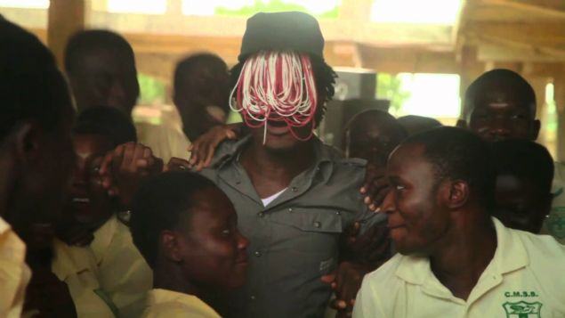 Federasyon Ba�kan� Kwesi Nyantakyi, kendini Gana futboluna yat�r�m yapmak isteyen bir i�adam� olarak tan�tan bir gazetecinin gizli kamerayla �ekti�i videoda dolar destelerini bir plastik torbaya doldururken g�r�l�yor.      