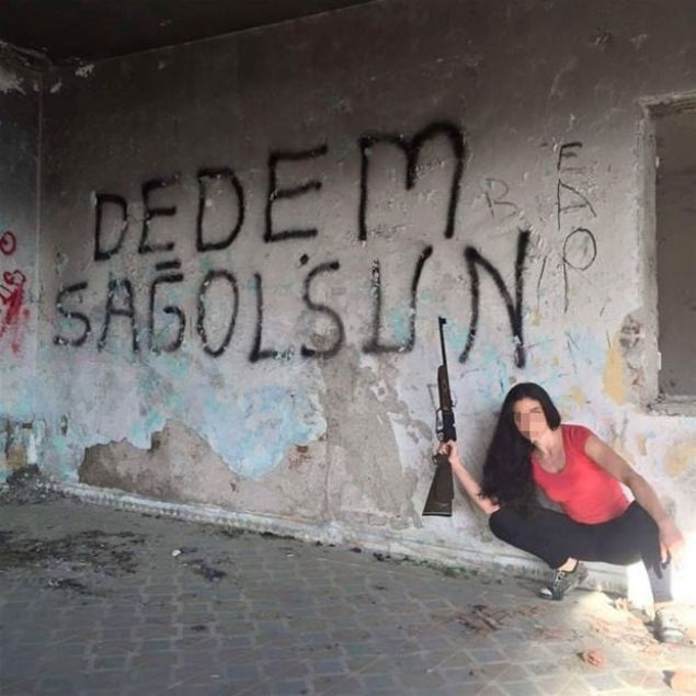  Genelde aykr ve tuhaf poz veren insanlar iin kullanlan bu kelime ilk ktnda sadece erkeklere hitaben kullanlyordu. Zamanla bu kelimeden kadnlar da nasibini ald.     