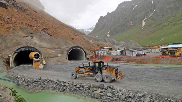 Y�llar sonra ilk kazma vurulan t�nelin giri� kotu 2 bin 54, ��k�� kotu ise 2 bin 260 metre oldu. 2123 g�nde yap�m� tamamlanan ve 412 milyon 366 bin liraya mal olan Ovit T�neli ile Rize- Erzurum aras�ndaki ula��m 4,4 kilometre k�sal�rken, b�lgede 12 ay boyuna kesintisiz ula��m sa�lanm�� olacak.    