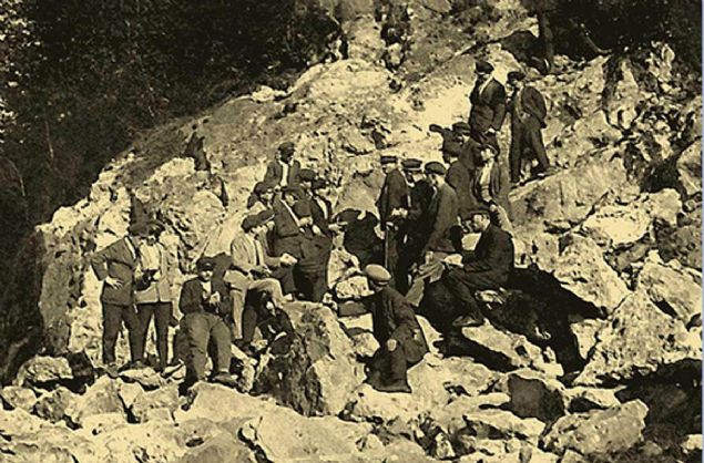 Ovit Projesi, Ba�bakanl�k Osmanl� ar�ivi kay�tlar�na g�re, 1880 y�l� Osmanl� Devleti'nin kalk�nma �al��malar�nda yer ald�. Proje i�in ilk ad�m 1930 y�l�nda yol projesi ile hayata ge�irildi.    O d�nem kazma ve k�reklerle yol yap�m�na ba�lanan b�lgeye, Rize'den de vatanda�lar gruplar halinde giderek �al��t�.  