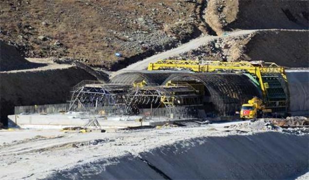 Ovit Da�� ge�idinde yap�m� tamamlanan 14,3 kilometrelik �ift t�pl� Ovit T�neli, T�rkiye'nin en uzun, �in'de bulunan 18,2 kilometre uzunlu�undaki Zhongnanshar �ift t�pl� kara yolu t�nelinden sonra ise d�nyan�n 2'nci uzun �ift t�pl� t�neli oldu.    D�nyan�n en uzun tek t�pl� kara yolu t�nelinin ise 24,5 kilometre uzunlu�uyla Norve�'teki Laerdal t�neli oldu�u ��renild  