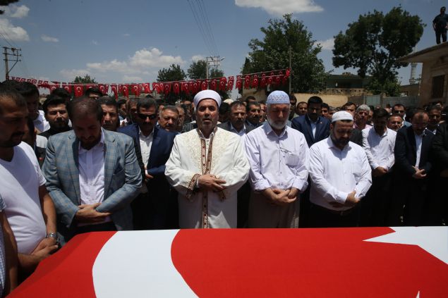 Suru ilesinde dn seim almas yrten AK Parti'lilere ynelik  silahl saldr sonucu kan olayda, aralarnda AK Parti anlurfa Milletvekili  brahim Halil Yldz'n kardeinin de bulunduu 3 kii hayatn kaybetmi, 9 kii  yaralanmt.   