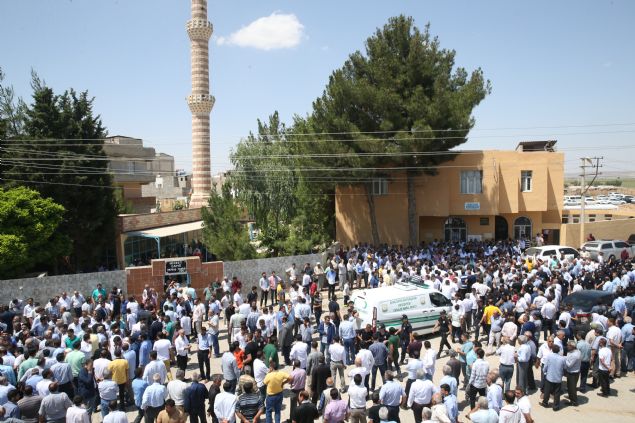 Suru Devlet Hastanesi morgundan alnan Yldz'n cenazesi, yaknlar  tarafndan arala Cumhuriyet Mahallesi'ndeki Hicret Camisi'ne getirildi.   