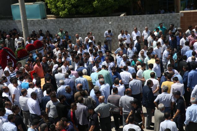 Mehmet ah Yldz'n olu Osman Yldz, sosyal medya hesabndan  'ftarn arife gn cennette aan can babam, mekann cennet olsun. Rabbime  kavutun babam, Peygamber Efendimiz komun olsun nur iinde uyu.' eklinde  paylamda bulundu.   