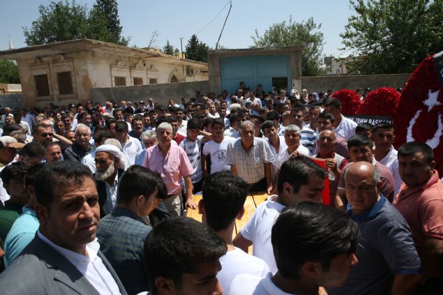 anlurfa'nn Suru ilesinde AK Parti'lilere ynelik  silahl saldrda yaamn yitiren AK Parti anlurfa Milletvekili brahim Halil  Yldz'n aabeyi Mehmet ah Yldz'n cenazesi defnedildi.    