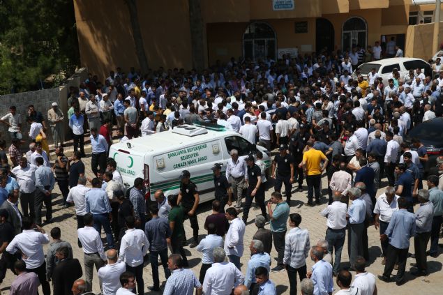 Bu arada, cenazenin getirilii srasnda evrede geni gvenlik nlemi  alnd. Trene katlanlar tekbir getirip 'Vatan sa olsun', 'Kahrolsun PKK'  sloganlar att.   