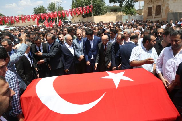 le Mft Yardmcs Hseyin Orta'n kldrd namazn ardndan  omuzlara alnan Yldz'n tabutu, Yourtu Mahallesi'ndeki aile mezarlna  getirilip topraa verildi.   