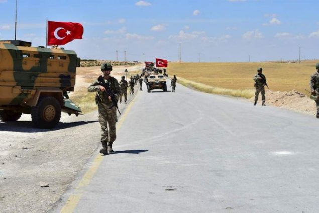 Mutabakat ayrca Mnbi'te terristlerin kmasndan sonra ilenin yerel unsurlarndan bir ynetim kurulmasn ieriyor.<br><br>    YPG/PKK, Halep iline bal Mnbi ilesini Austos 2016'da ABD'nin desteiyle terr rgt DEA'tan alarak igal etmiti.<br><br>    Terr rgt DEA'a kar mcadele bahanesiyle YPG/PKK'ya desteini srdren ABD, ile merkezinin DEA'tan temizlenmesinin ardndan YPG/PKK'nn ileden kaca konusunda Trkiye'ye garanti vermi ancak bunu yerine getirmemiti.<br><br>    Mnbi nfusunun yzde 90'ndan fazlasn Araplar oluturuyor. 