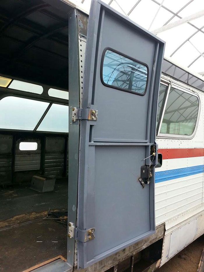 �� y�l boyunca bu otob�s �zerinde �al��arak inan�lmaz bir ev yapmay� ba�ard�.     