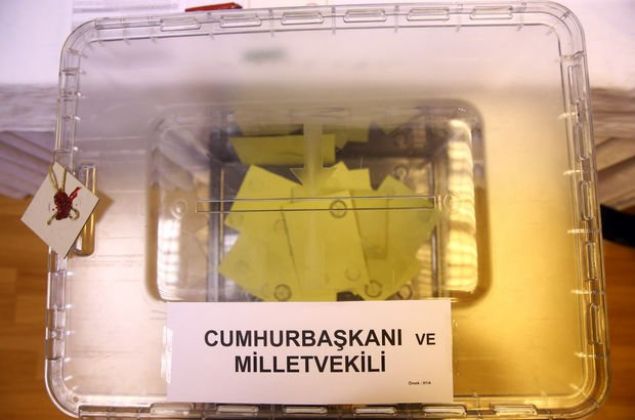 Y�ksek Se�im Kurulunun (YSK) se�imler i�in belirledi�i takvim uyar�nca miting, televizyon ve radyo yoluyla se�im propagandas� yapmak, siyasiler i�in bu ak�amdan itibaren yasak olacak. Propaganda takvimi, oy verme g�n�nden �nceki g�n saat 18.00'de sona erdi ve yasak da resmi olarak ba�lad�.     