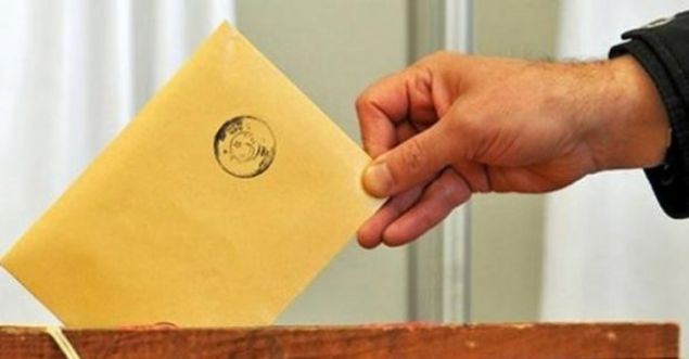 S�V�LLERE S�LAH TA�IMA YASA�I    <br><br>    Emniyet ve asayi�i korumakla g�revli olanlardan ba�ka kimse silah ta��yamayacak. Radyolar ve her t�rl� yay�n organlar�nca se�im g�n� saat 18.00'e kadar se�im ve se�im sonu�lar�yla ilgili haber, tahmin ve yorum yap�lamayacak. Radyolarda ve her t�rl� yay�n organlar�nda 18.00-21.00 saatleri aras�nda ancak YSK taraf�ndan se�imle ilgili verilecek haber ve tebli�ler yay�nlanabilecek. 