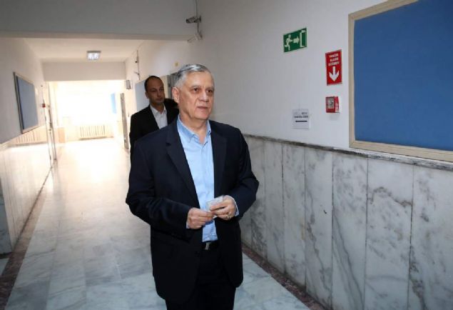 Cumhurba�kan� ve 27. D�nem Milletvekili Genel Se�iminde oy verme i�lemi ba�lad�.Genelkurmay 2'nci Ba�kan� Orgeneral �mit D�ndar oyunu �ankaya �lkokulu'nda kulland�.         